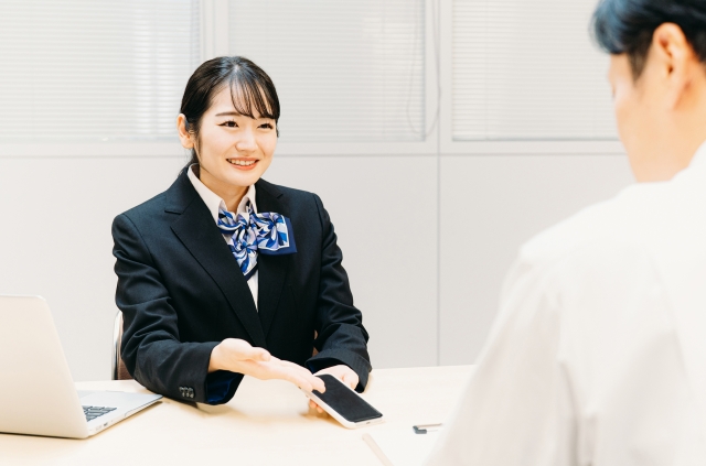 携帯ショップで働く女性